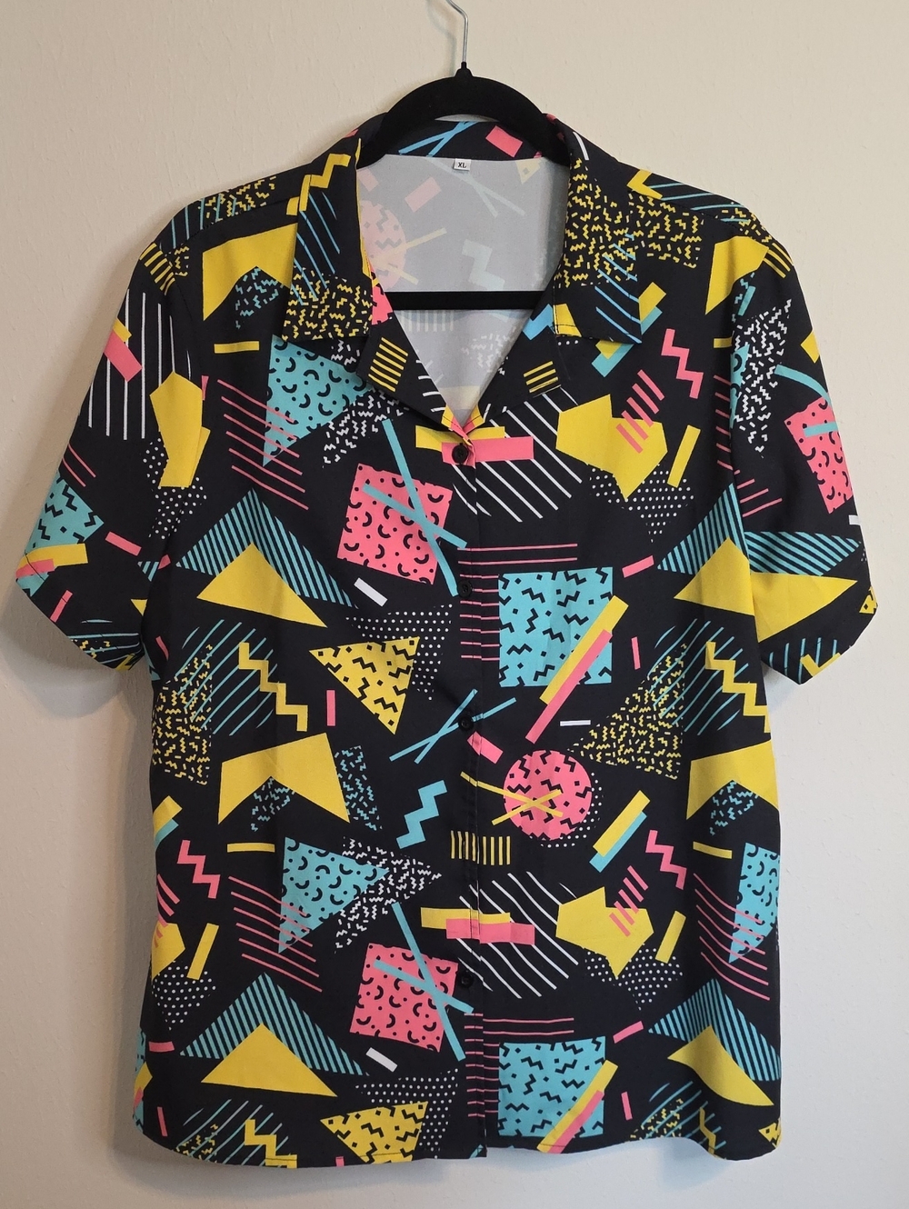 Men's Black Geometric Print Short-Sleeve Button-Down Shirt - Multicolor Accents